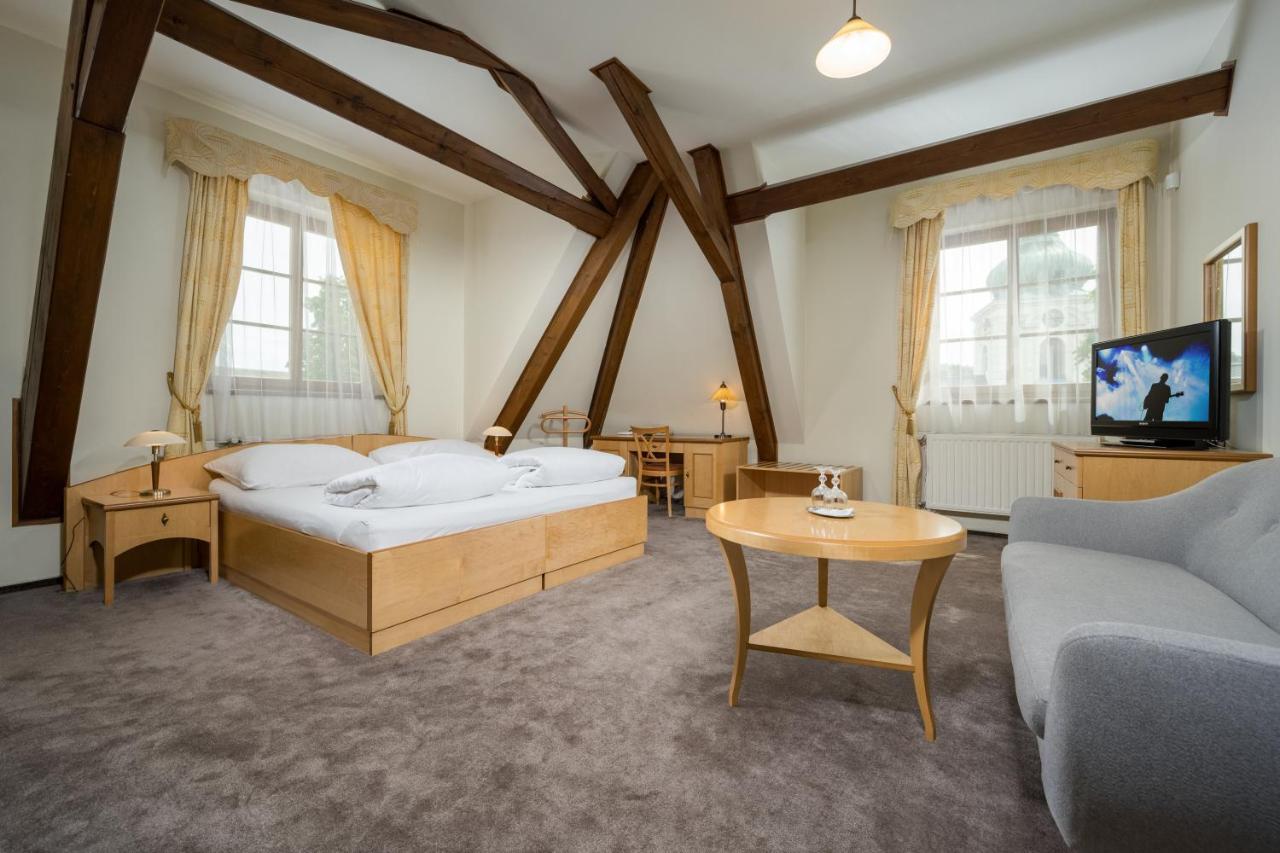 Hotel Zlaty Lev Jablonec nad Nisou Buitenkant foto