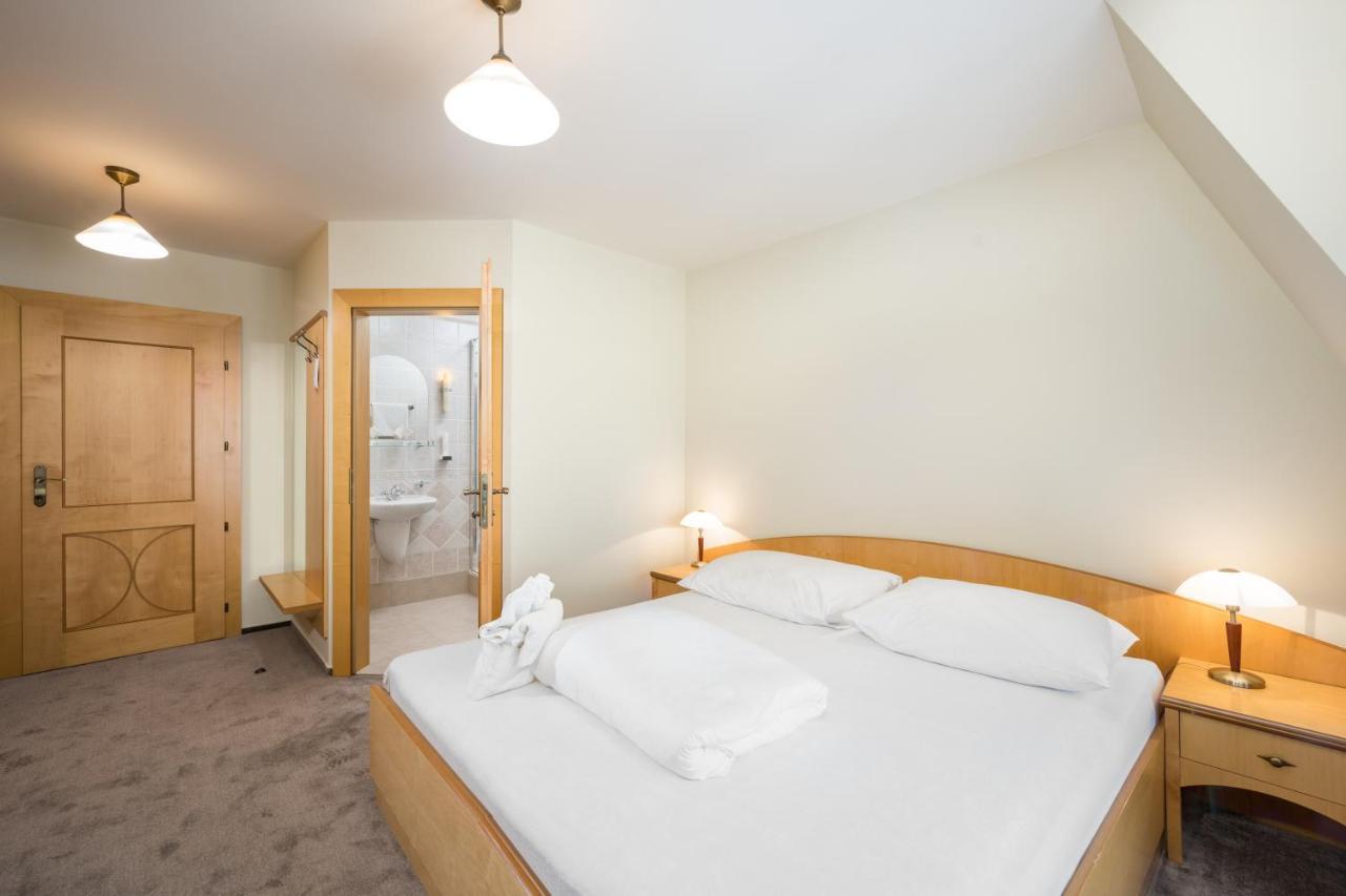 Hotel Zlaty Lev Jablonec nad Nisou Buitenkant foto