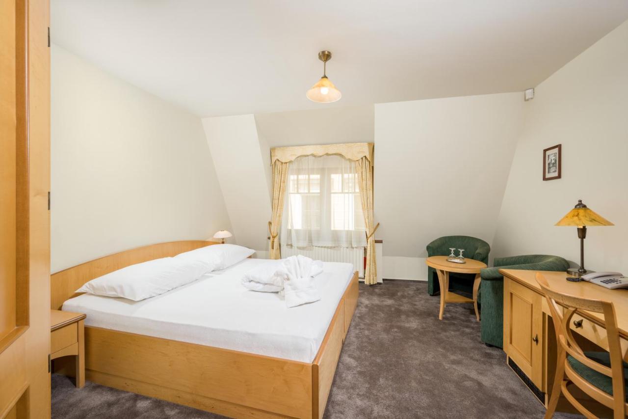 Hotel Zlaty Lev Jablonec nad Nisou Buitenkant foto