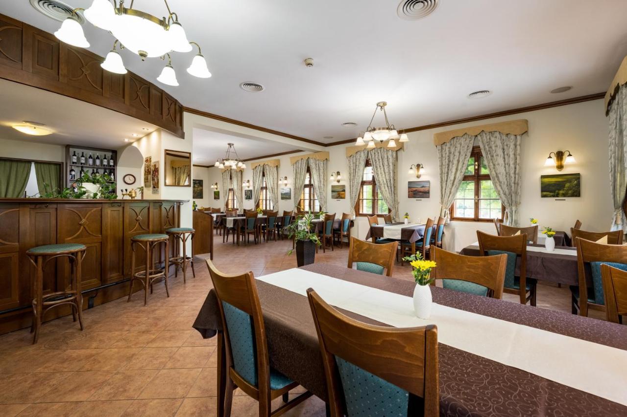 Hotel Zlaty Lev Jablonec nad Nisou Buitenkant foto