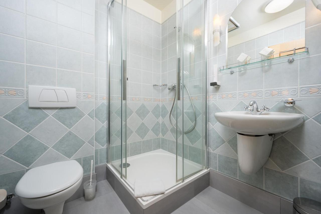 Hotel Zlaty Lev Jablonec nad Nisou Buitenkant foto