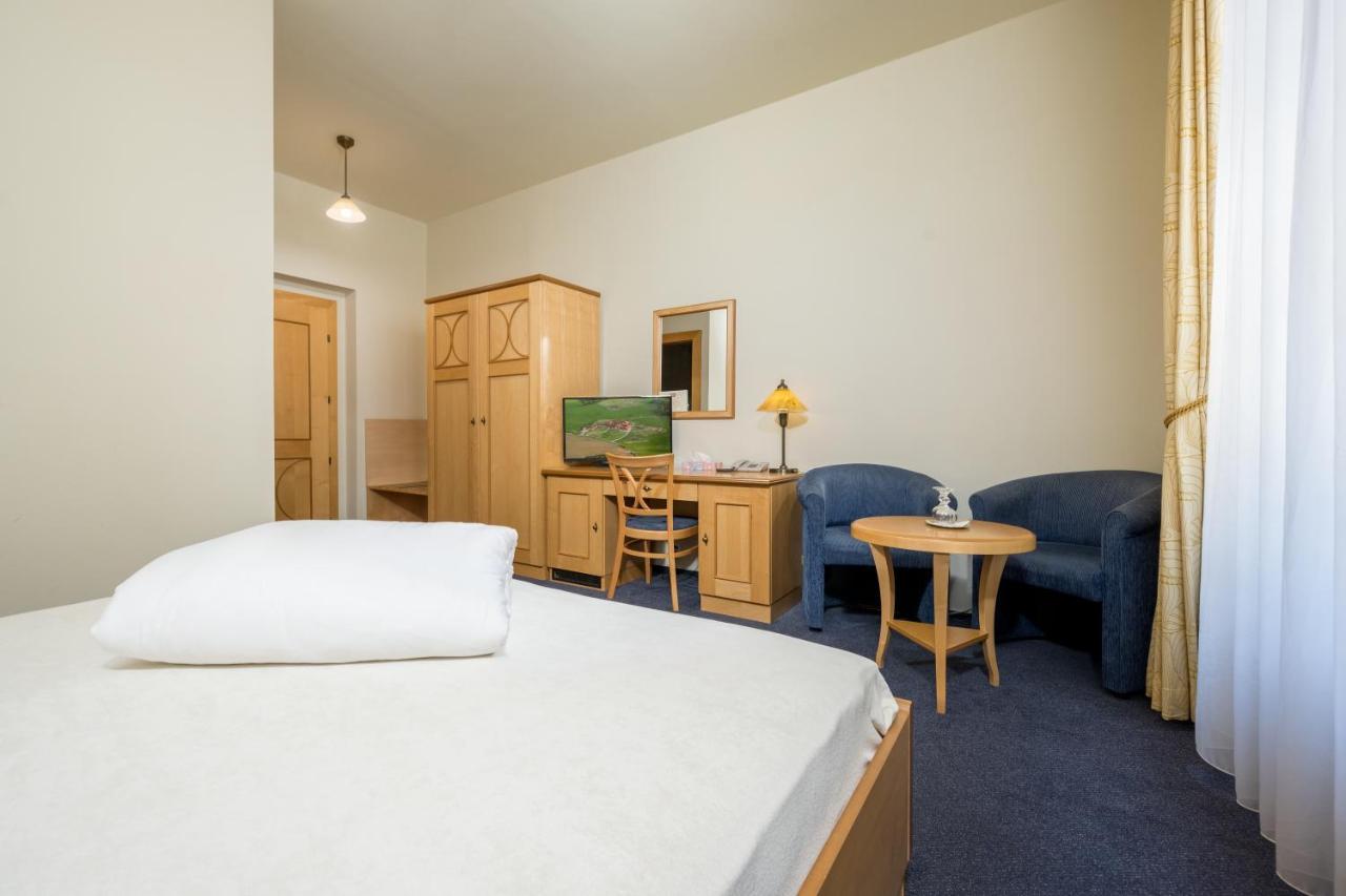 Hotel Zlaty Lev Jablonec nad Nisou Buitenkant foto