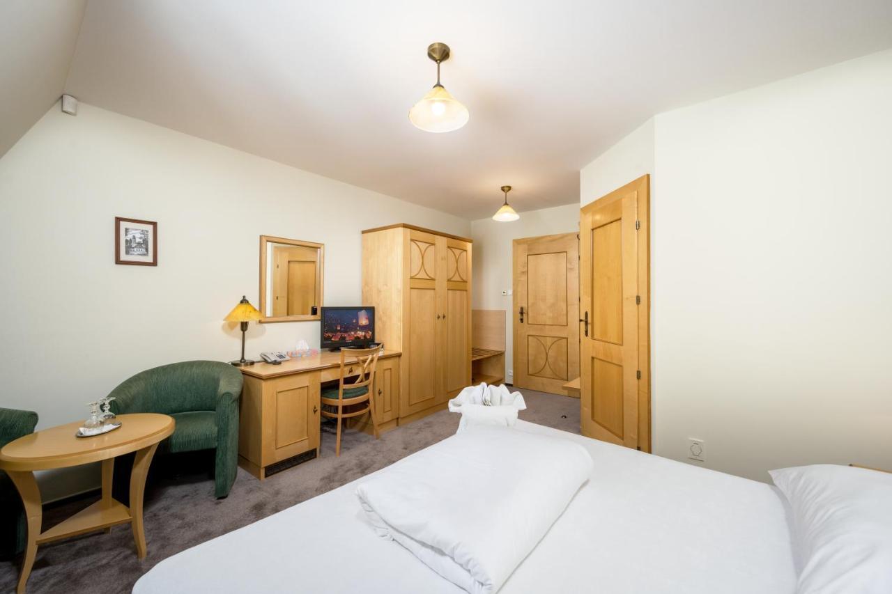 Hotel Zlaty Lev Jablonec nad Nisou Buitenkant foto