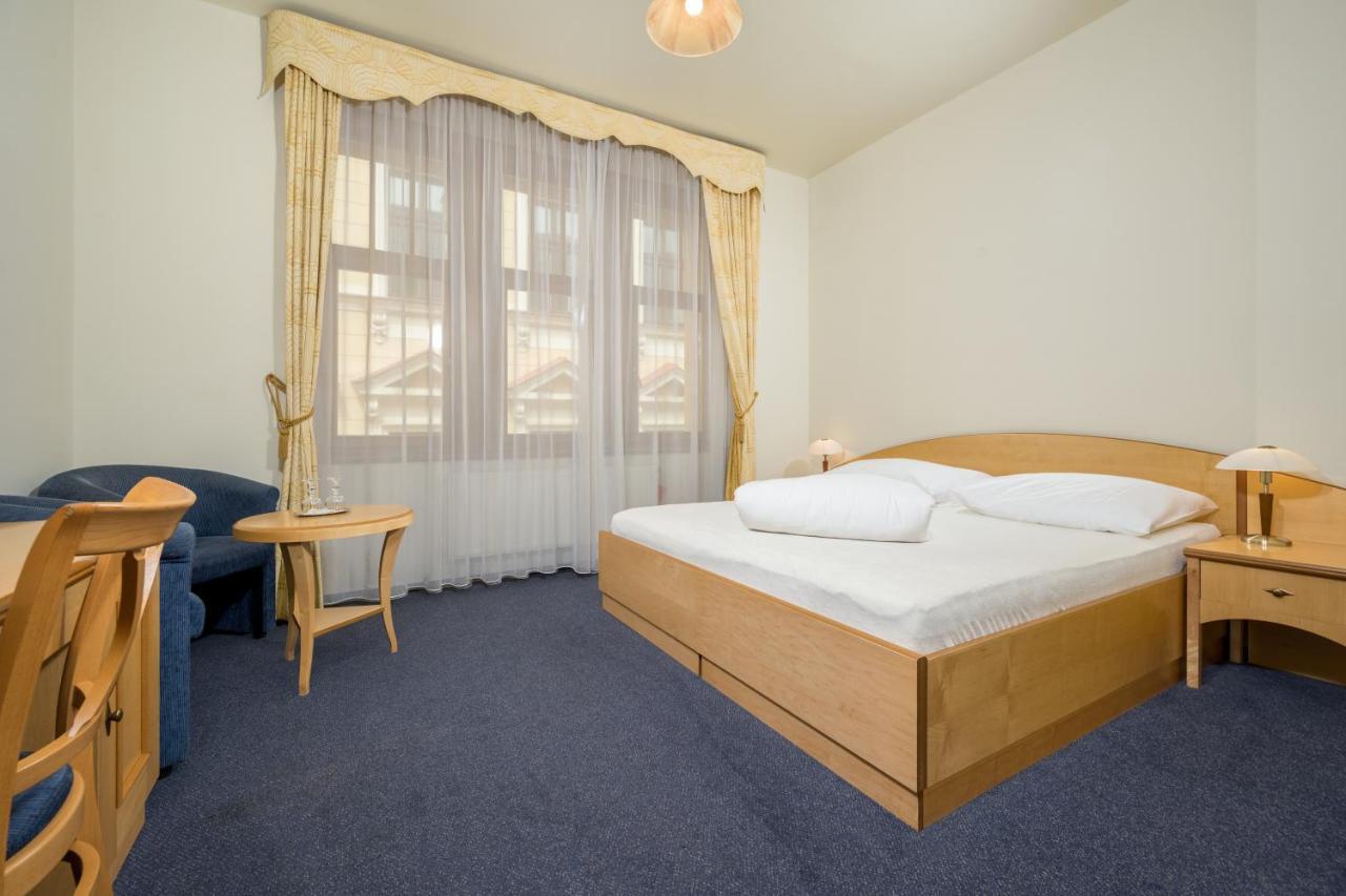 Hotel Zlaty Lev Jablonec nad Nisou Buitenkant foto